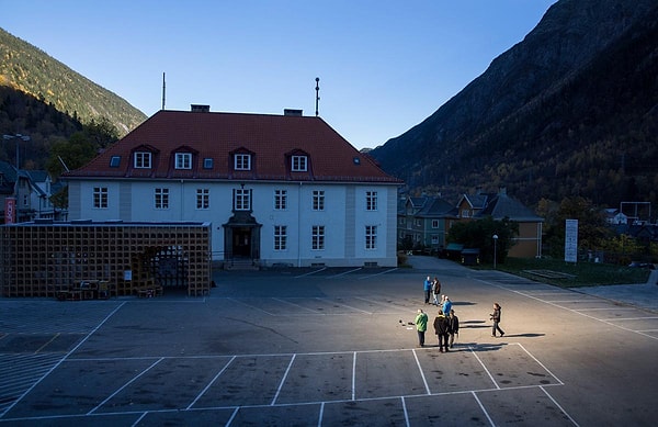 Dağa yerleştirilen dev ayna sayesinde meydan günde 6 saat aydınlanıyor