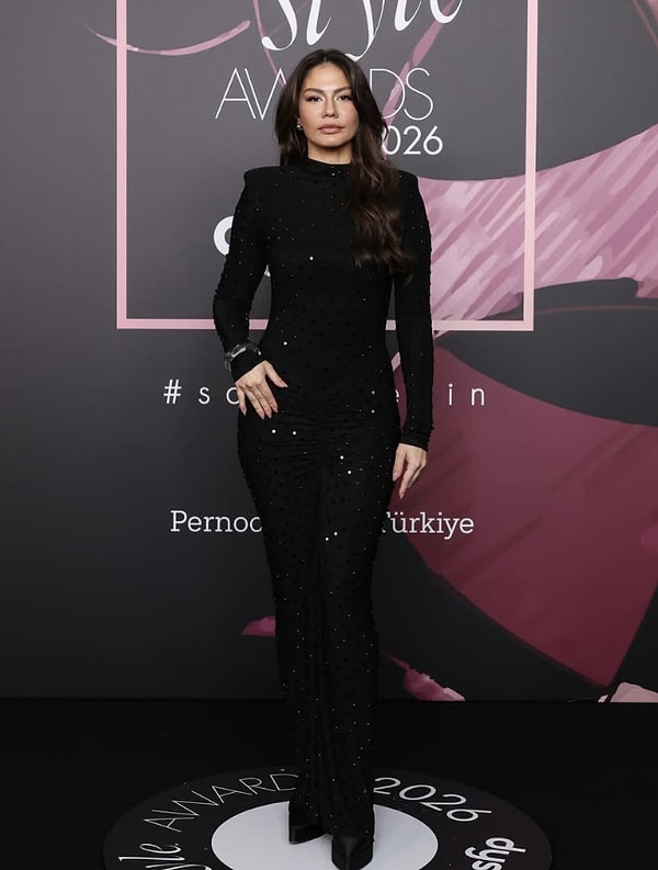 Demet Özdemir, Elle Style Awards gecesinde tercih ettiği siyah, taşlı uzun elbisesiyle sosyal medya kullanıcılarının dikkatini çekti.
