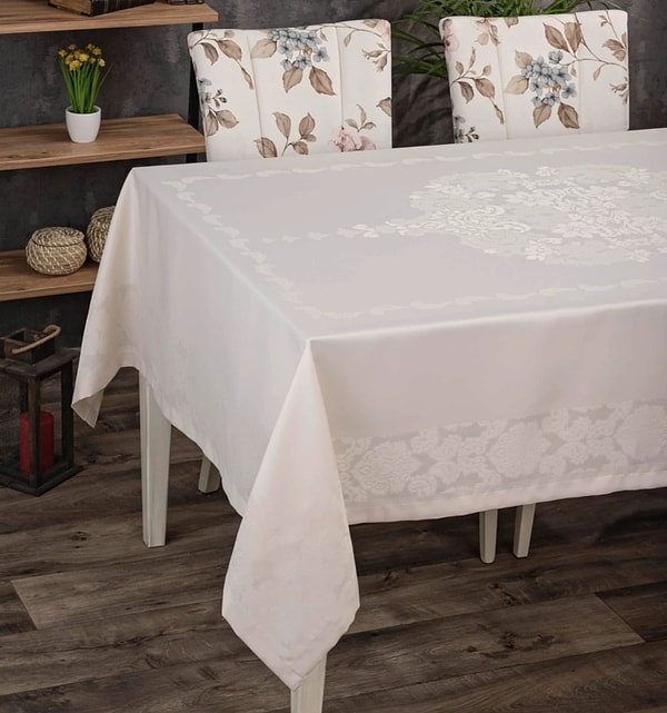 Leke tutmayan ve tasarımıyla göz alan masa örtüleri sunum tutkunlarını bekliyor.