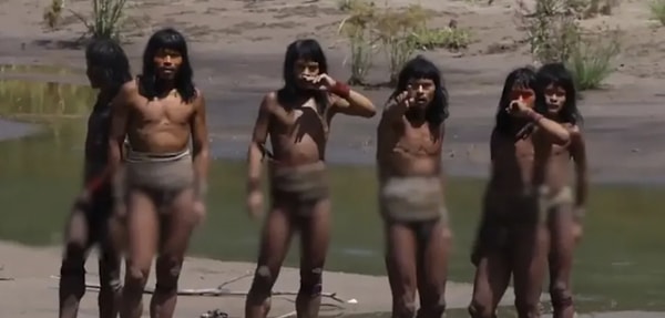 Kamerayı görünce ellerine yay ve ok aldılar.