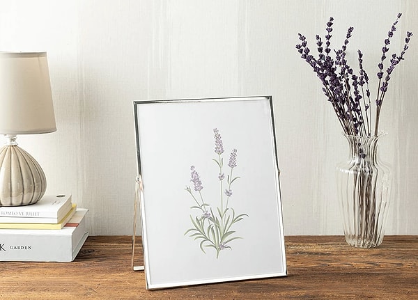 En güzel anılarınızı sergileyebileceğiniz, gümüş rengiyle ışıldayan şık çerçeve.