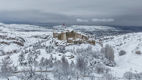 Perslerden Osmanlılara kadar pek çok medeniyete ev sahipliği yapan kale, 1515 yılında Yavuz Sultan Selim tarafından fethedilerek Osmanlı topraklarına katılmıştır.