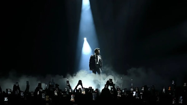 Megastar Tarkan, yaklaşık yedi yıllık aranın ardından İstanbul’daki ilk konseriyle sahnelere güçlü bir dönüş yaptı.