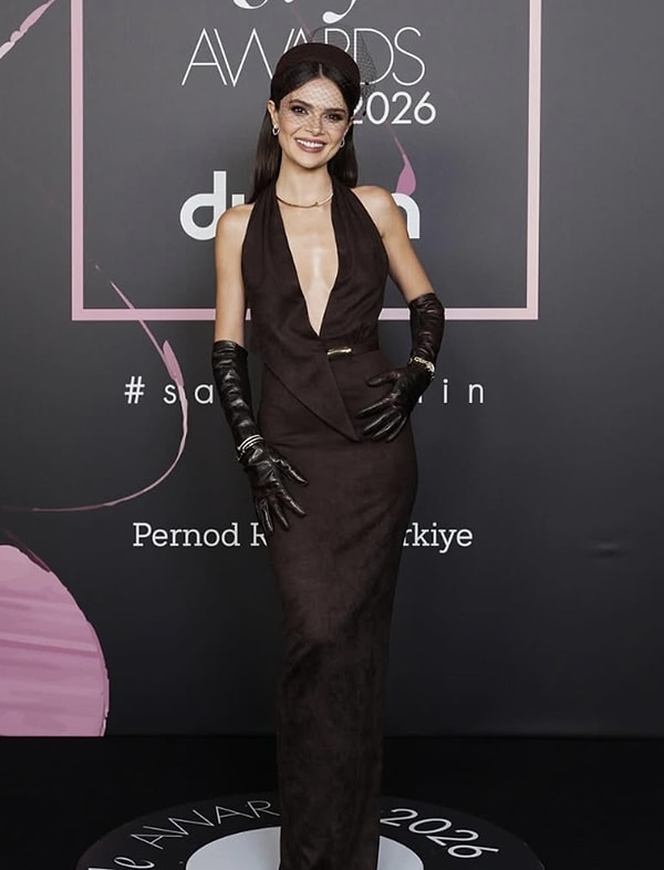 Mucize Doktor ve Gizli Saklı gibi projelerle adını duyuran Sinem Ünsal, asıl büyük çıkışını Uzak Şehir dizisiyle yaptı.