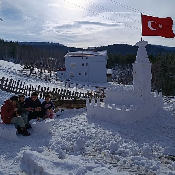 Bir vatandaş kardan Kız Kulesi karşısında çocuklarıyla çayını yudumladı.