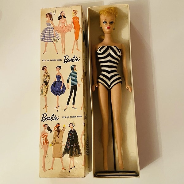 6. Barbie çılgınlığı filmle geri döndü ama asıl hazine geçmişte. 1959 yılında çıkan, siyah-beyaz mayolu ilk Barbie bebek iyi durumdaysa değeri nedir?