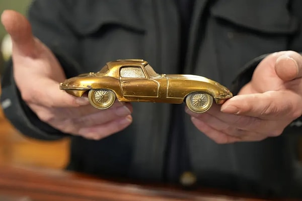 Biblolar, saatler, model arabalar, porselenler...