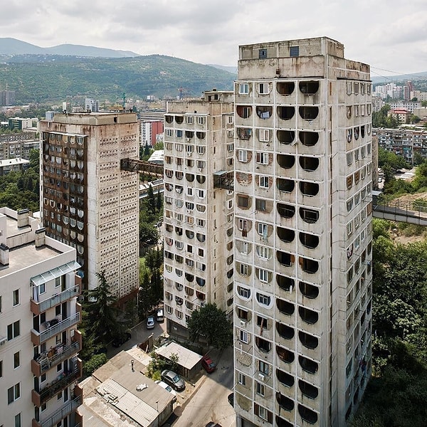 Beton ve metal ağırlıklı olarak inşa edilen bu geçitler, yalnızca estetik bir tercih değil aynı zamanda pratik ihtiyaçlara dayanan çözümler sunmak amacıyla tasarlandı.