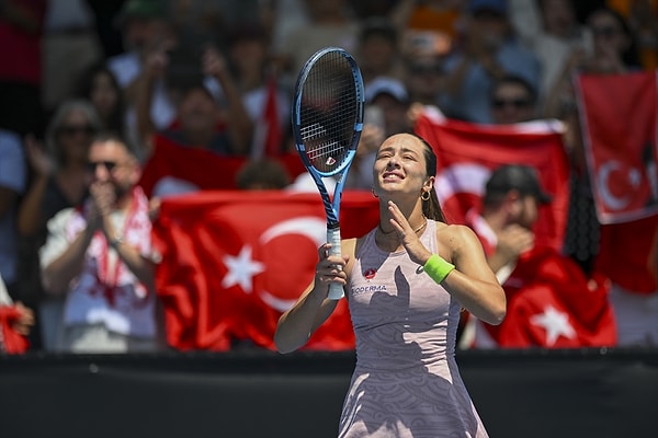 Zeynep Sönmez, sezonun ilk grand slam tenis turnuvası Avustralya Açık'ta Macar Anna Bondar'ı 2-0 yenerek 3. tura yükseldi.