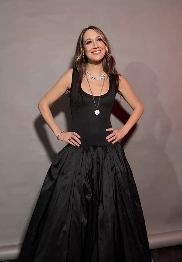 Hem oyunculuğu hem de kalemiyle Türk komedisinin sevilen isimlerinden biri olan Gupse Özay, yıllardır yer aldığı projelerle geniş bir hayran kitlesine sahip.