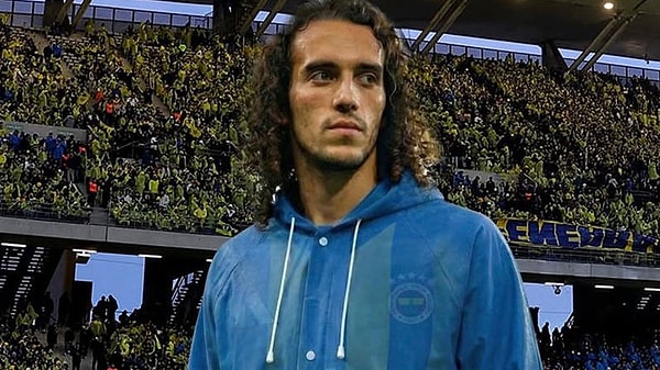 Fenerbahçe Galatasaray Süper Kupa Finali'ne sahanın içinden çok taraftara dağıtılan yağmurluklar damga vurmuştu.