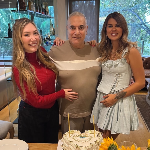 Evliliğin ardından dikkat çeken bir diğer detay ise Gülseren Erbil’in, Mehmet Ali Erbil’in 30 yaşındaki kızı Yasmin Erbil ile kurduğu yakın ilişki oldu.