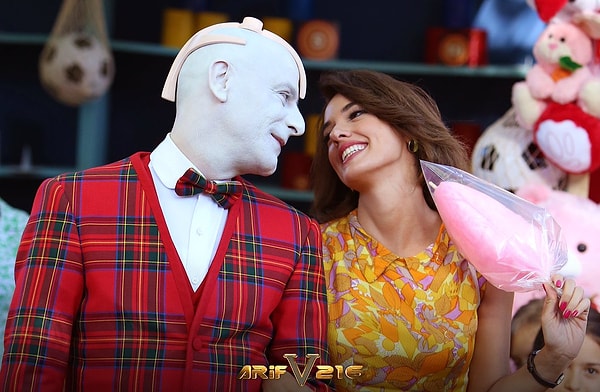 Bugün de yine benzer bir durumla gündemimizde kendisi. Seda Bakan ile Ozan Güven’in yolları, Arif V 216 filminde kesişmişti, mutlaka hatırlarsınız.