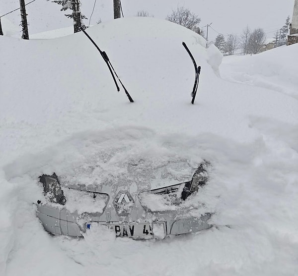 10 gündür durmadan kar yağıyor! Arabalar kar altında kayboldu.