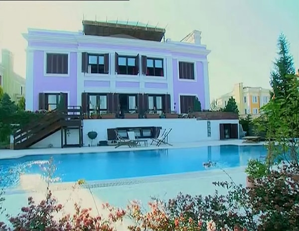 Parla Şenol, meşhur pembe evin sahibinin ilginç kuralları olduğunu dile getirdi.