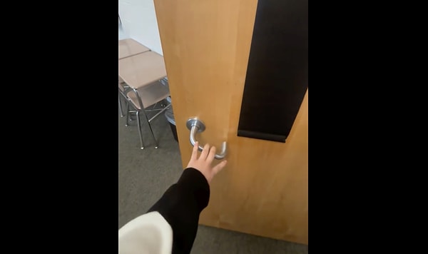 Kapılar dışardan açılmıyor, okulda polis bekliyor.