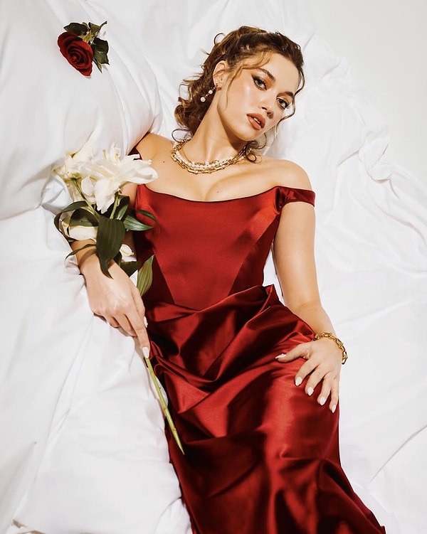 Hayatımıza gencecik bir kızken giren Afra Saraçoğlu, şimdilerin en popüler kadın oyuncuları arasında yer alıyor.