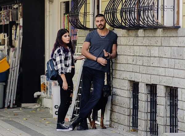 Feyza Civelek ve Emre Dinler'in Sol Yanım dizisinde partner olduğu görüntüler sosyal medyada gündem oldu.