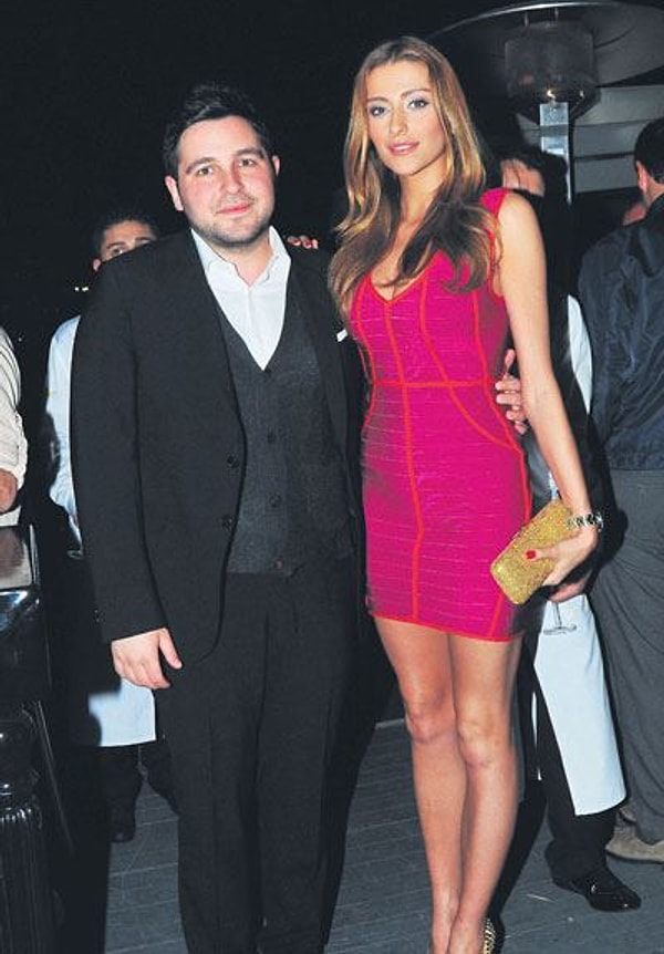 Bir dönem magazinin en gözde çiftlerinden biri olan Özge Ulusoy ve Hacı Sabancı, yaklaşık altı yıl süren ilişkileri boyunca sık sık manşetlerde yer almıştı.