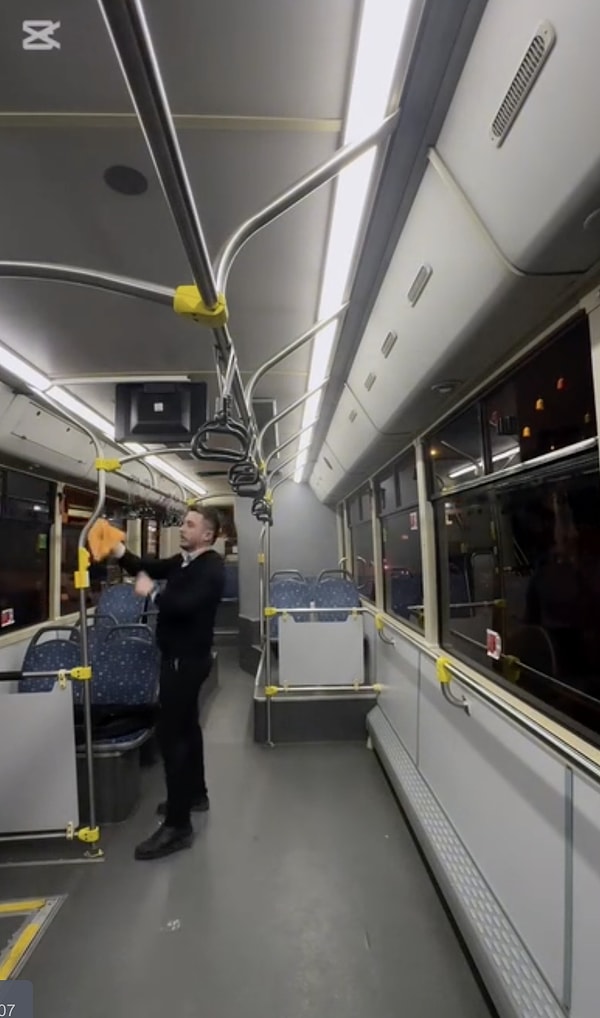 İnsan sağlığını doğrudan etkileyen bu alanları özenle temizlediğini belirten şoför, araç içini önce su ve deterjanla yıkayıp fırçaladığını, ardından çekçekle tüm kiri akıttığını anlattı.