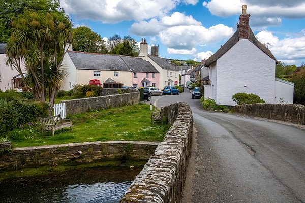 Pastel tonlara boyanmış duvarları ve ikonik sazdan çatılarıyla South Pool, klasik İngiliz estetiğinin en zarif temsilcilerinden biri.