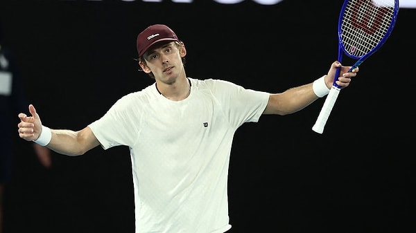 Carlos Alcaraz rakiplerini tenise küstürüyor!