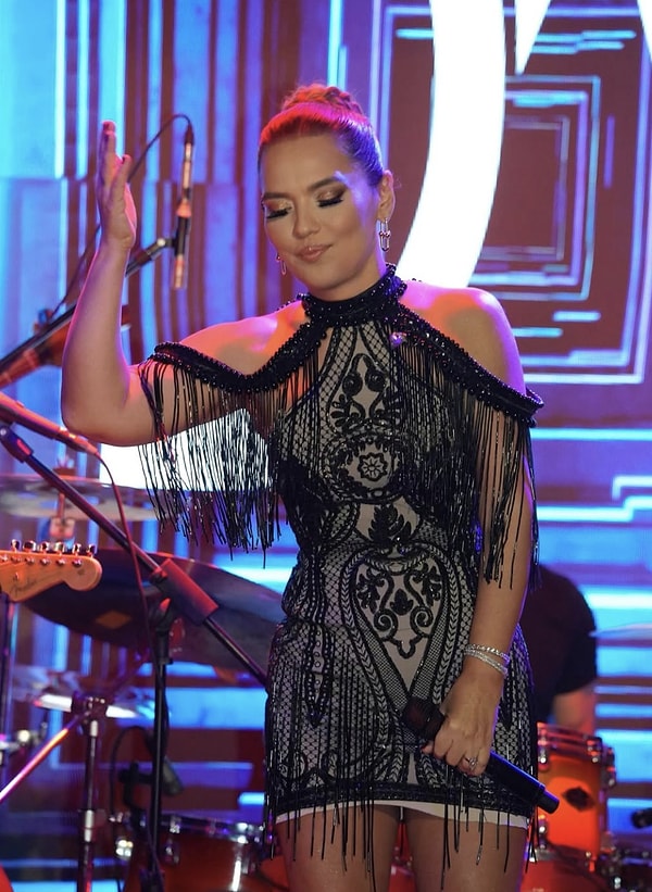 Kafası iyice atan Demet Akalın'dan olay bir hamle geldi. Demet Akalın, 20 kişiyi peş peşe takipten çıktı.