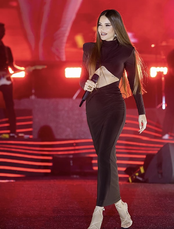 Önümüz Yaz, Aşkın Olayım, Üzülmedin mi, Miş Miş gibi şarkılarıyla geniş bir hayran kitlesine ulaşan Simge Sağın’ı mutlaka tanıyorsunuzdur.