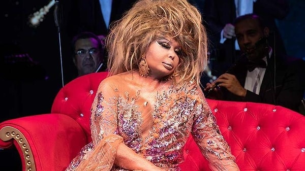 Türk müziğinin tartışmasız en güçlü isimlerinden biri olan Bülent Ersoy, yıllardır hem sesi hem de sahne şovlarıyla adından söz ettirmeye devam ediyor.