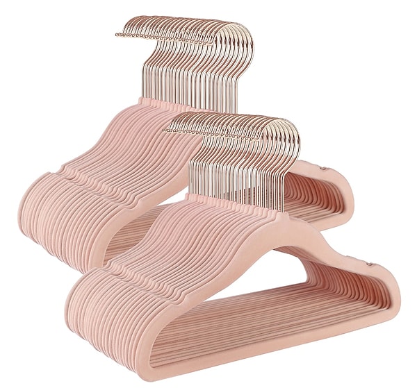 Tek bir askıda birden fazla pantolonu kırışmadan saklayarak dolabınızda ferah bir nefes almanızı sağlıyor.