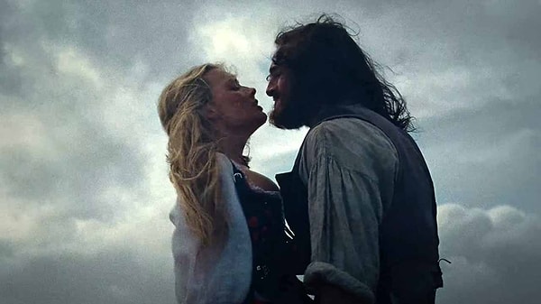 Margot Robbie Catherine Earnshaw rolünü, Jacob Elordi ise Heathcliff karakterini canlandırıyor.