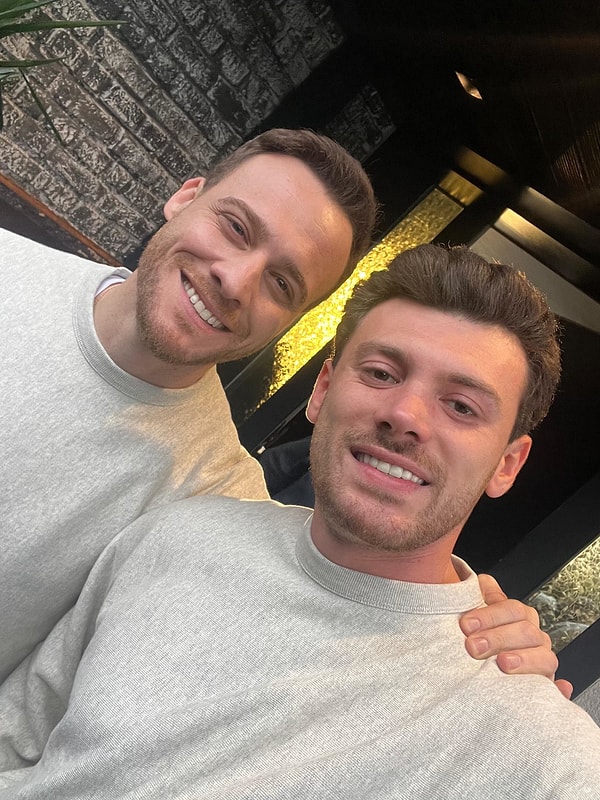 Uzun süredir iş bulamayan Mehmet Tan, ünlü oyuncu Kerem Bürsin'le anlaştı.