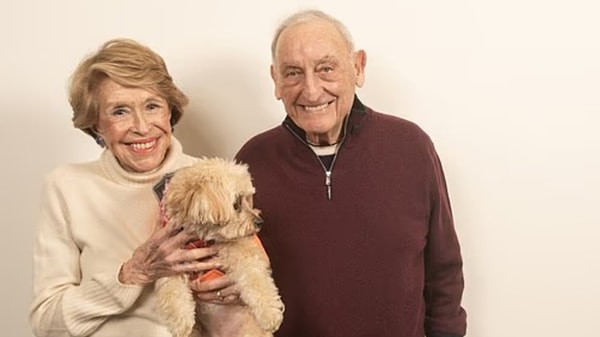 ABD’li milyarder iş insanı Sanford “Sandy” Weill ile eşi Joan Weill, evcil köpeklerinin tedavi gördüğü California Üniversitesi Davis Veterinerlik Fakültesi’ne 120 milyon dolarlık bağışta bulunarak okul tarihine geçti.