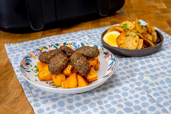 Ayvalı Köfte ve Limonlu Baharatlı Çıtır Patates Nasıl Yapılır?