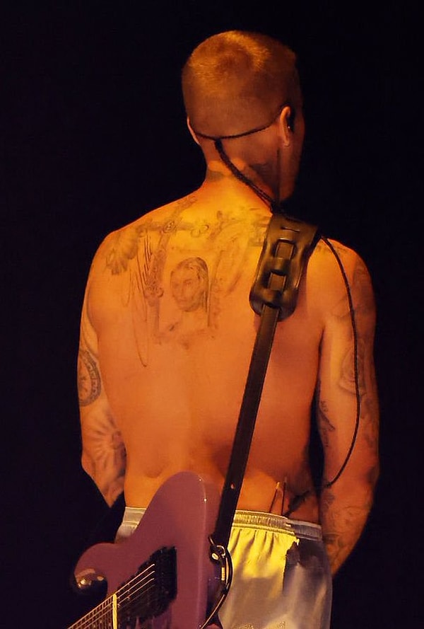 68. Grammy Ödülleri gecesinde sahneye çıkan Justin Bieber, performansı kadar sırtında beliren büyük dövmesiyle de dikkat çekti.