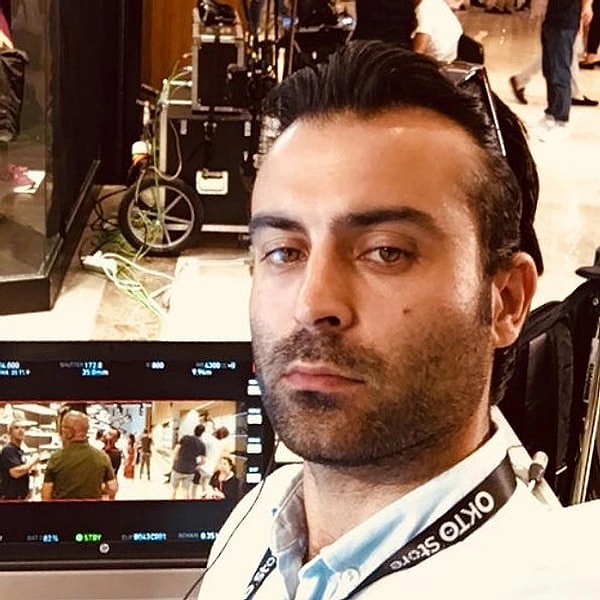 Yener Yalçın’a, “setlerde yemek yerken bile olan hiyerarşi hakkında ne düşünüyorsun?” sorusu geldi.