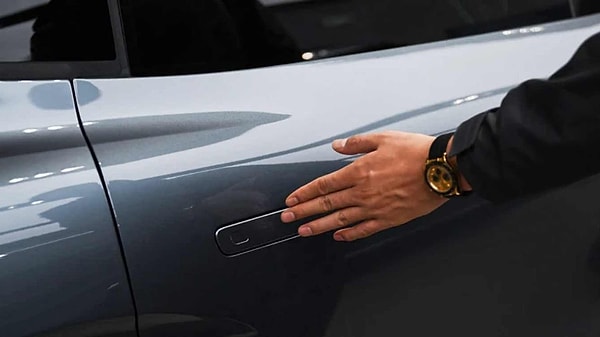 Çin, elektrikli araçların gizli kapı kollarını yasakladı.