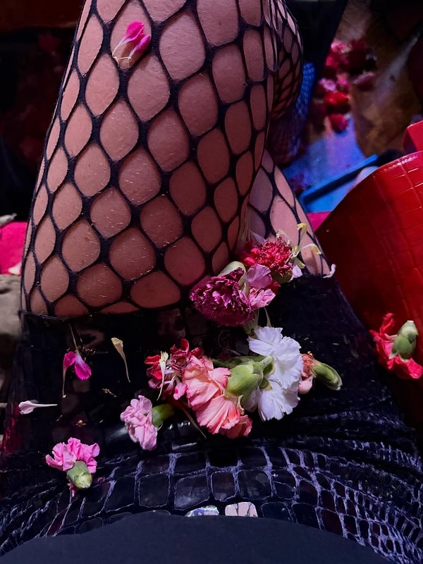 Sebebi bilinmez, paylaşımını yaptığı gibi en dikkat çeken pozu da ödül töreninden kalma fotoğrafı oldu.