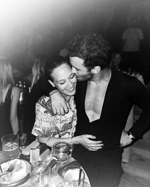 Magazinin  en çok sevilen çiftlerinden biri olan Barış Arduç ve Gupse Özay’ın birlikteliği kadar aldıkları evlilik kararı da büyük ses getirmişti.