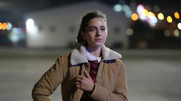 8. Eleni'nin yerinde olsan anne ve baban olmadığı ortaya çıkan Adil ve Esme'nin yanında bu kadar kalır mıydın?