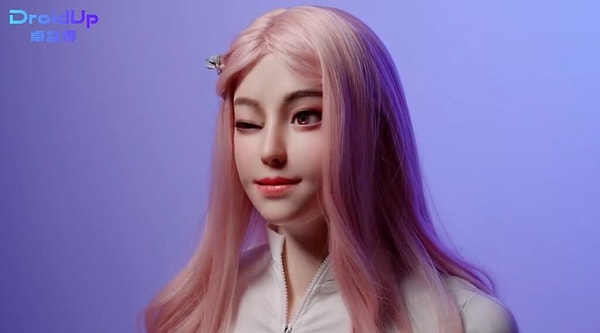 Yürüyüşten vücut ısısına insana en yakın robot.