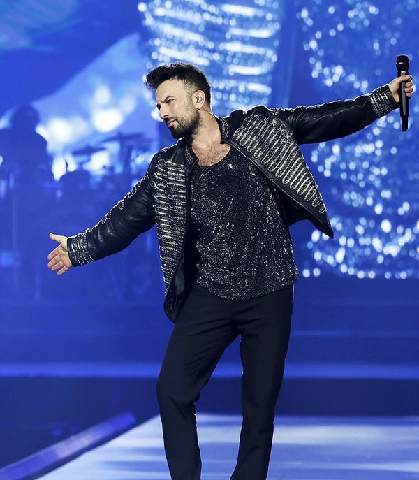 Türkiye’de pop müziğin tartışmasız en büyük isimlerinden biri olan Tarkan, yıllardır doldurduğu konser alanları ve kırdığı rekorlarla adından söz ettirmeye devam ediyor.