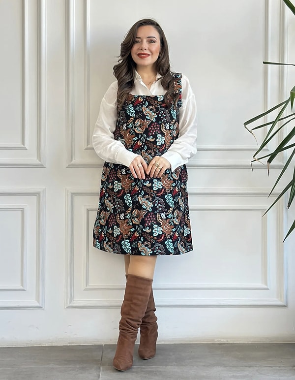 Yumuşacık pazen dokusuyla kış aylarında hem şık hem de sıcacık hissetmek isteyenler için bu elbise harika bir tercih.