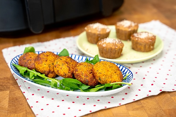 Şekersiz Muzlu Yulaf Kek ve Baharatlı Somon Köftesi Nasıl Yapılır?