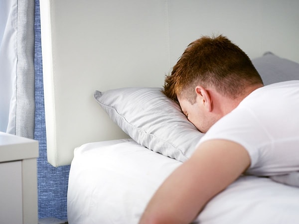 Yüzüstü uyumak, gece boyunca nefes almayı zorlaştırıyor.