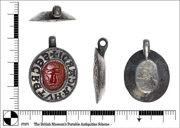 Yapılan detaylı analizler, gümüş çerçevenin MS 1200 ile 1400 yılları arasında, yani Orta Çağ’ın zirvesinde üretildiğini ortaya koydu.