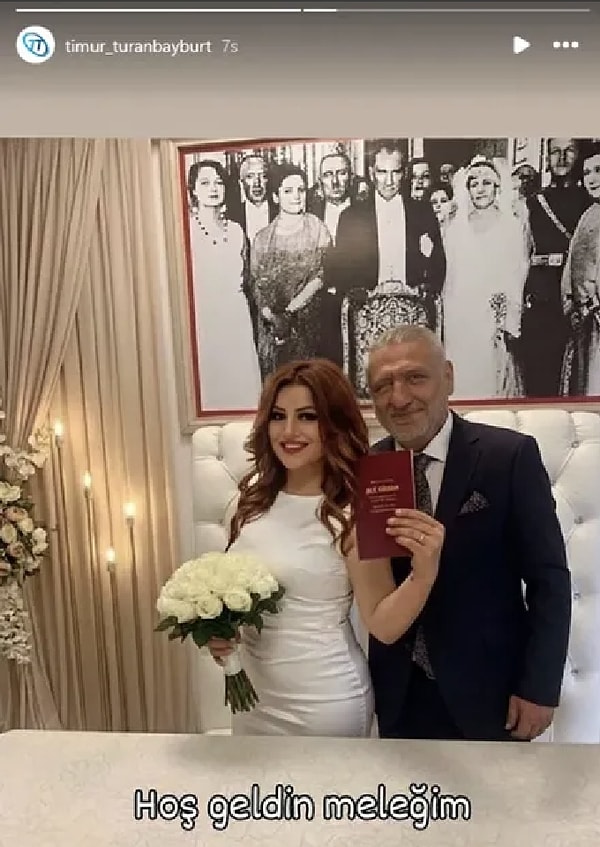 Usta sanatçının en büyük oğlu Timur Turanbayburt sosyal medyadan yaptığı paylaşımla evlendiğini duyurdu.