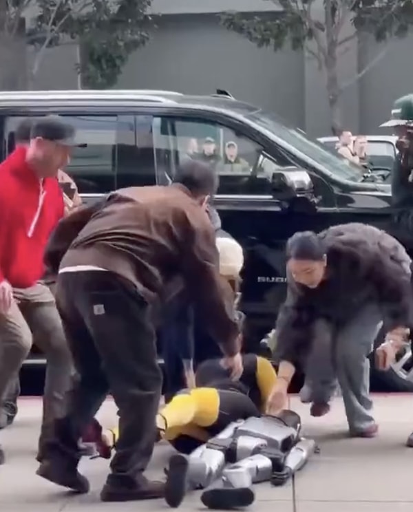 Robotun önünde eğlenceli tavırlarla dans eden, twerk yaparak kalabalığı kahkahaya boğan ünlü rapçi, beklenmedik bir an yaşadı.