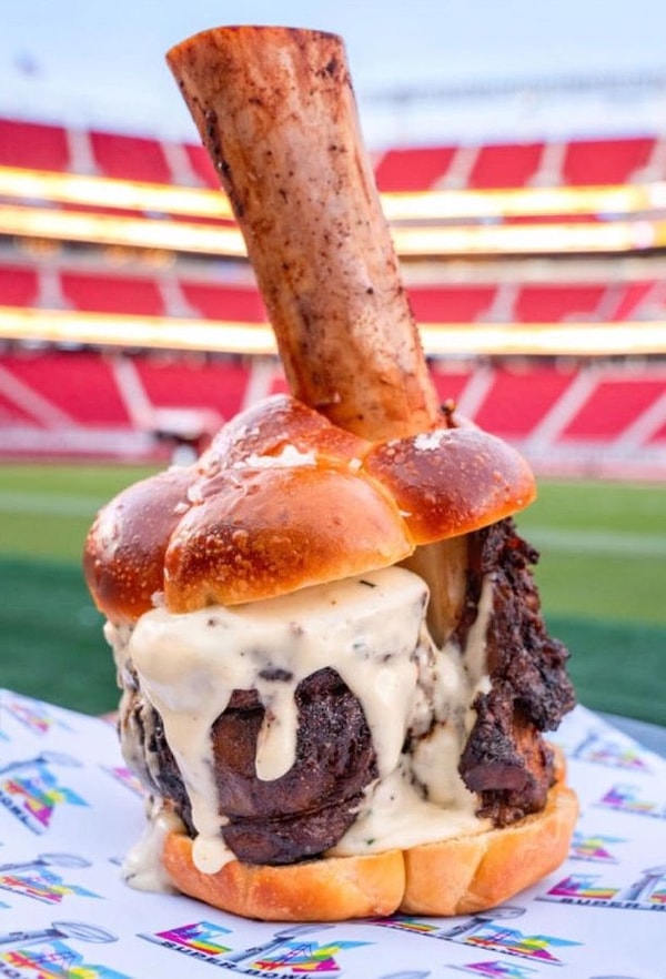 En çok ilgi çeken ürün ise 1.8 kilogram olan ve 180 dolara satılan dev hamburger oldu.