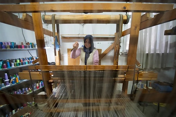 Manisa Tarihi Bezi Kooperatifi çatısı altında, Şehzadeler İlçe Halk Eğitim Merkezi bünyesinde açılan kurslarda kadınlar dokumacılığın inceliklerini öğreniyor.